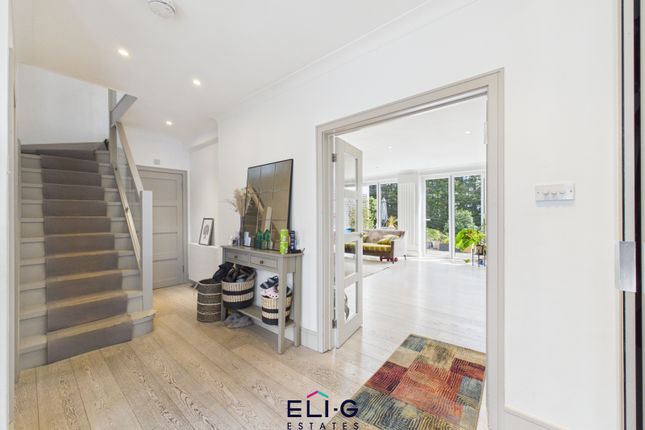 4 Ridge Close, London photo 2
