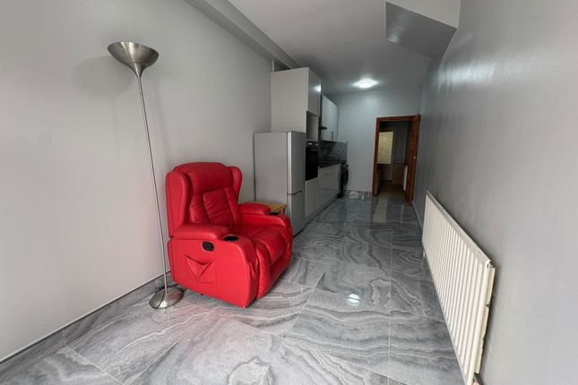 8, Carnanton Road, London photo 3