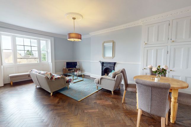 Flat 4, 23, Lansdown Terrace, Glos photo 2