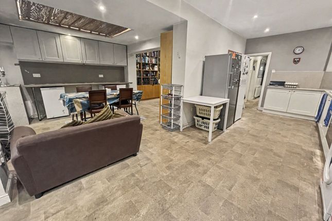9 Wilton Avenue, Manchester photo 2