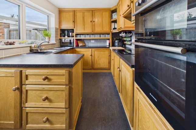 3 Moat Hill, Birstall, Birstall photo 3