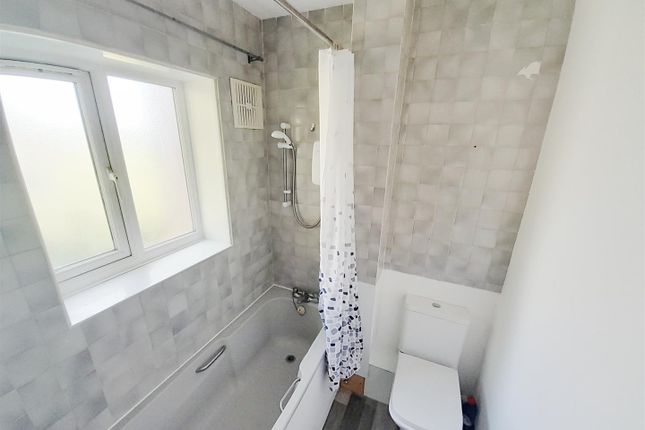 26, Brendon Close, Harlington photo 4