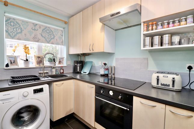 6, Saunders Crescent, Pocklington photo 2
