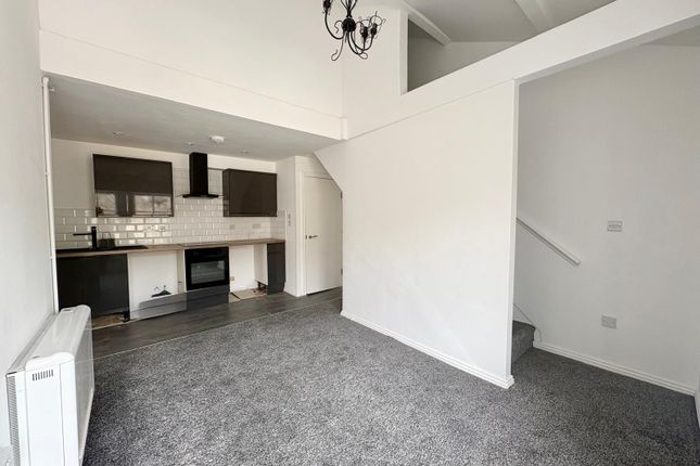Flat 2, 9, Fountain Street, Bradford photo 2
