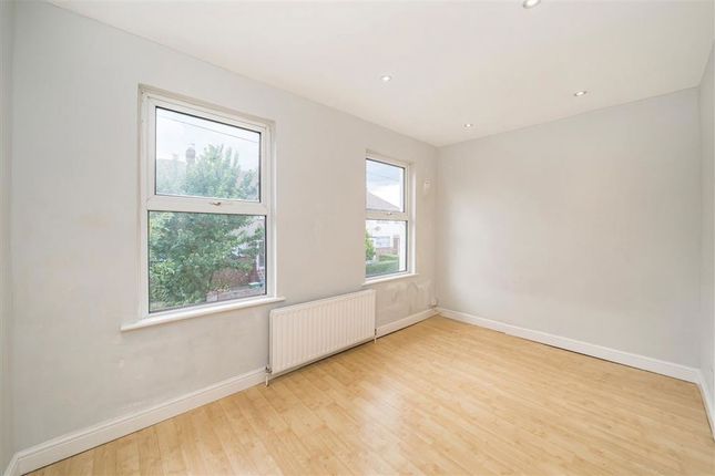 100, Rushdene, London photo 4