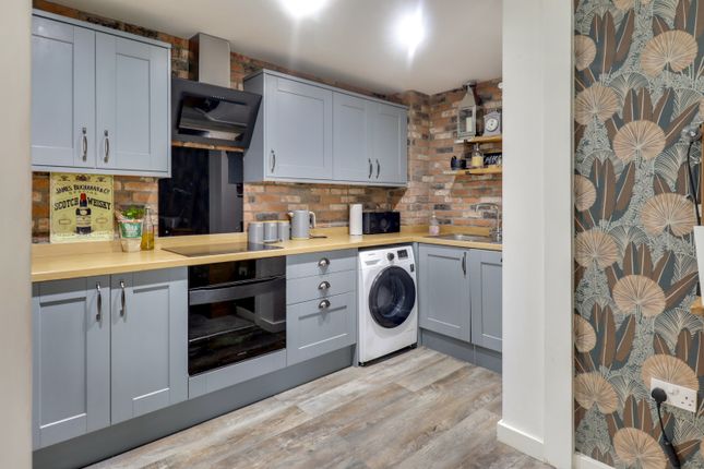 4, Broadlands Place, Pudsey photo 2