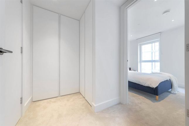 Flat for sale in Parkside Apartments, White City Living, London