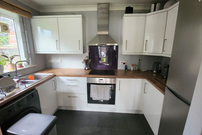 Flat to rent in Lansdowne Avenue, Slough