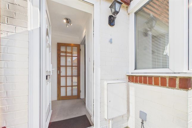 4, Woodfield Close, West Sussex photo 2