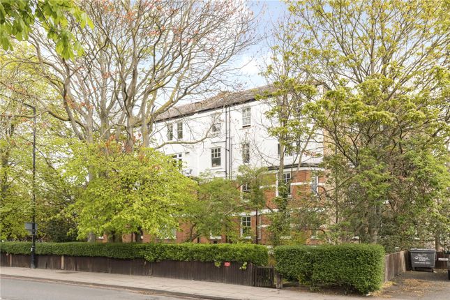 Flat to rent in Oakhill Court, Upper Richmond Road, London