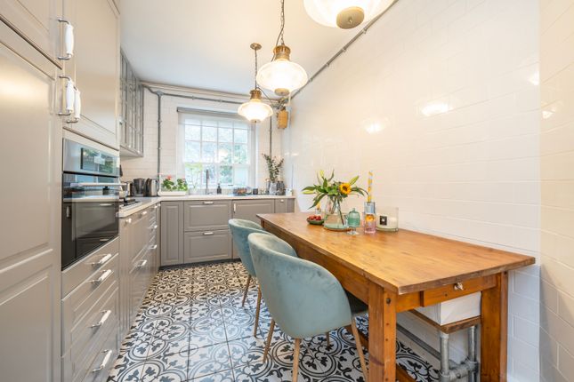 Flat 31, Cheverell House,, Teale Street, London photo 3