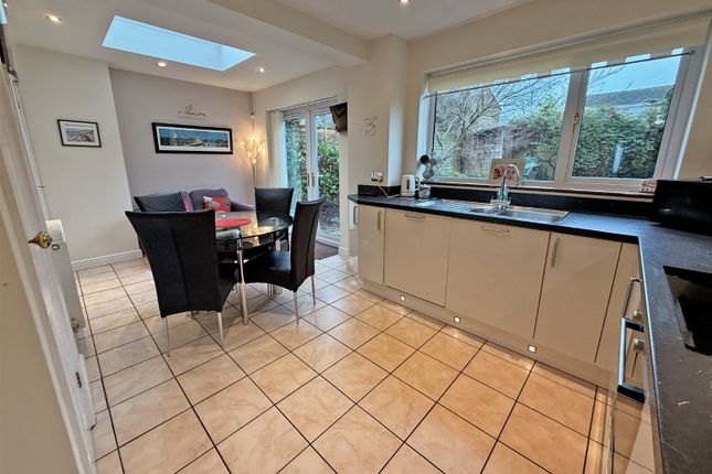 18 Hill Farm Way, Hazlemere, Buckinghamshire photo 3