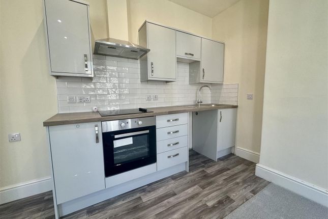 Flat 2, 8, Albemarle Crescent, Scarborough photo 4
