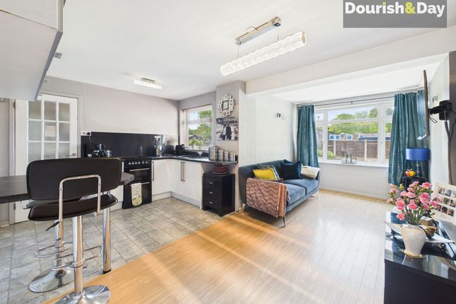 8 Bradshaw Way, Stafford photo 3