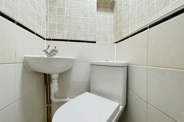 Room 2, 69, Goodwood Avenue, Enfield photo 3