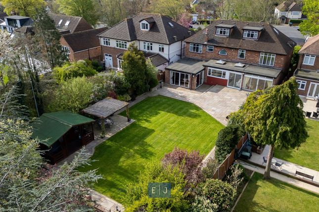 15, Lee Grove, Chigwell photo 2