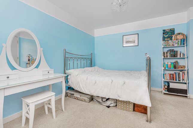 Flat for sale in Phoenix Way, Wandsworth