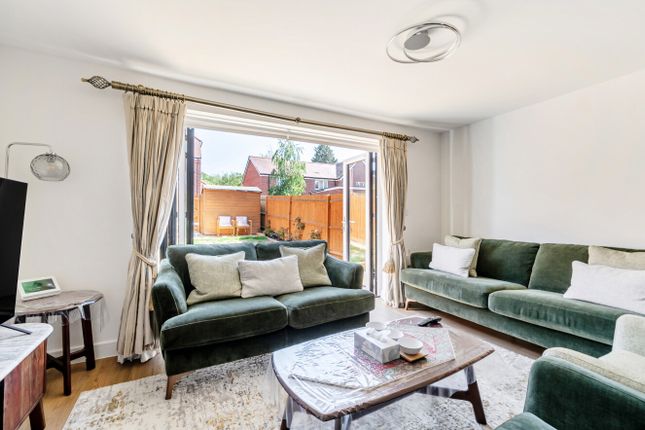34, Tovey Green, Surrey photo 2