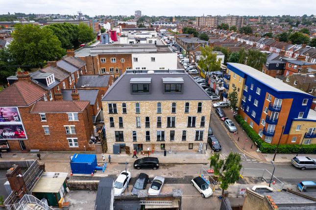Thumbnail Town house for sale in Hassop Road, London