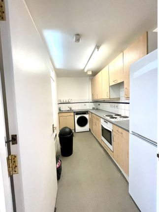 Flat to rent in Sovereign Place, Harrow