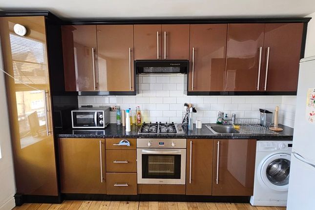 Thumbnail Flat to rent in Bethnal Green Road, London