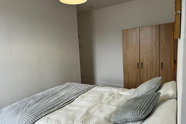 Shared accommodation to rent in Garratt Lane, London