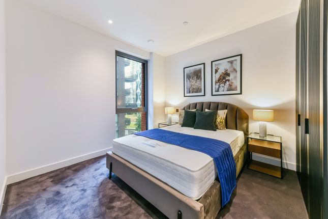 Flat for sale in Viaduct Gardens, London