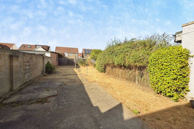 40 Lake Avenue, Slough, Berkshire photo 2