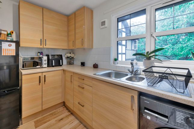 20 Elms Close, Hitchin photo 4