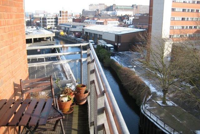 Flat to rent in Old Snow Hill, Birmingham