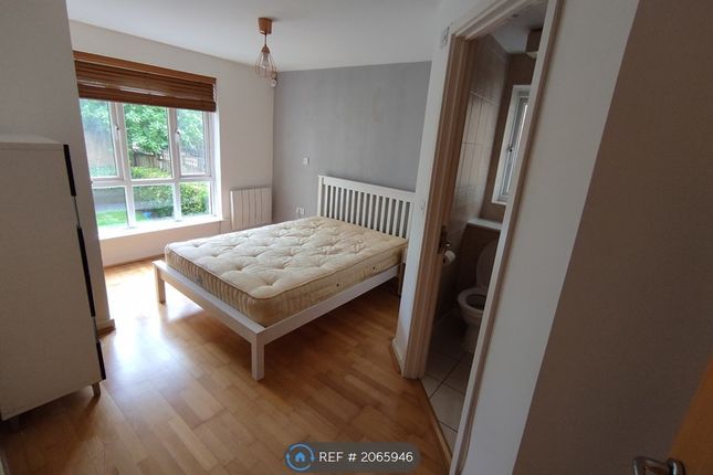 Flat to rent in Wells Way, London