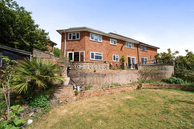 16, Fernhill Close, Surrey photo 2