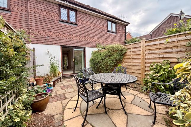 16 Mitre Close, Shepperton, Surrey photo 3