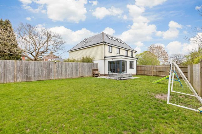 2, Comptons Mead, Horsham photo 2