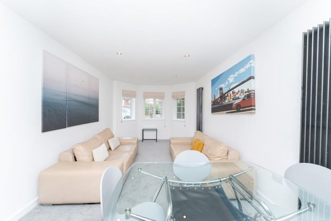 Flat 1 Courtfield House 35, Fairfield Road, London photo 4
