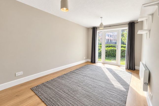 139, Orchard Grove, London photo 3