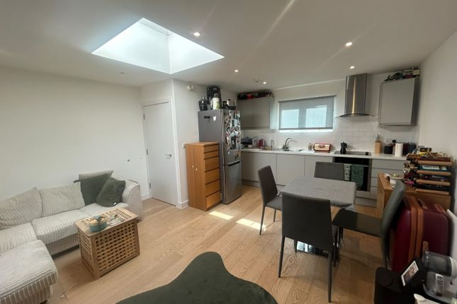 Flat 2, 2A Queens Parade, London photo 2