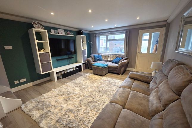 52 Stanley Close, Staplehurst photo 3
