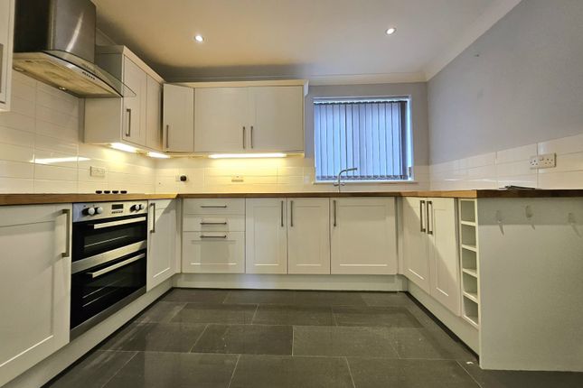 14 Sawtry Close, Luton photo 3