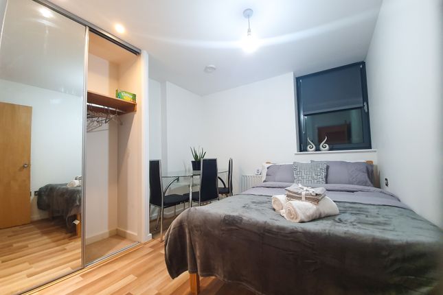 Flat to rent in East India Dock Road, London