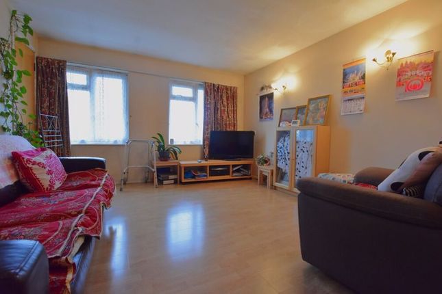19, Bladon Gardens, Harrow photo 2