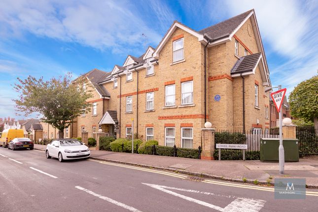 Flat to rent in Lower Park Road, Loughton, Essex