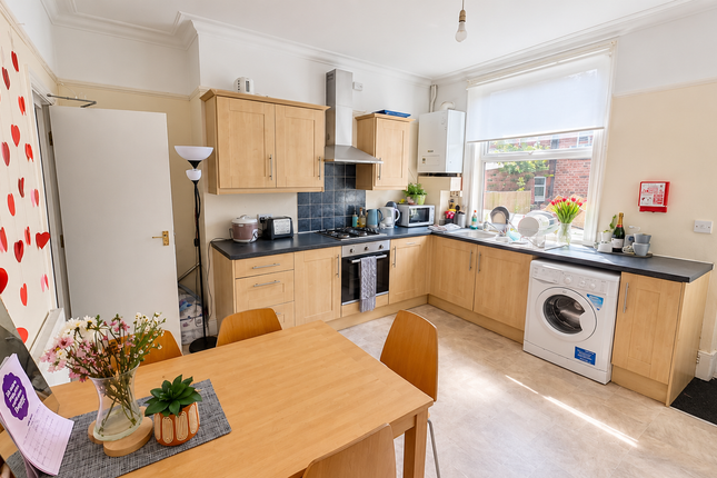 17 Claremont Avenue, Leeds photo 4