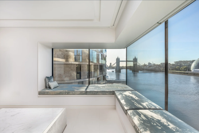 Flat 141, Sugar Quay, London photo 2