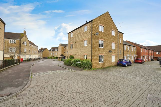 Thumbnail Flat for sale in Buzzard Road, Calne
