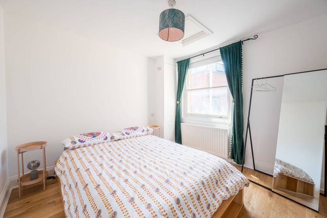 Flat to rent in Commercial Street, Aldgate, London