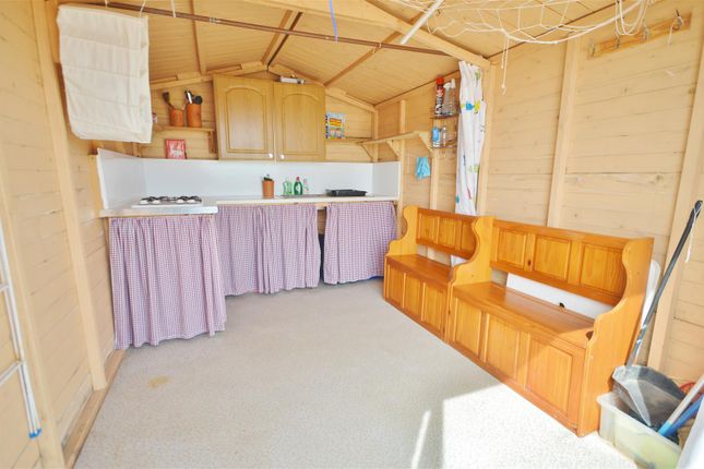 A18 Beach Hut, Marine Parade East, Clacton-On-Sea photo 2