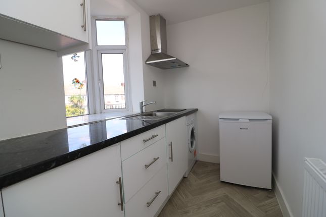 Flat 5, 36, Crossway, Raynes Park photo 2