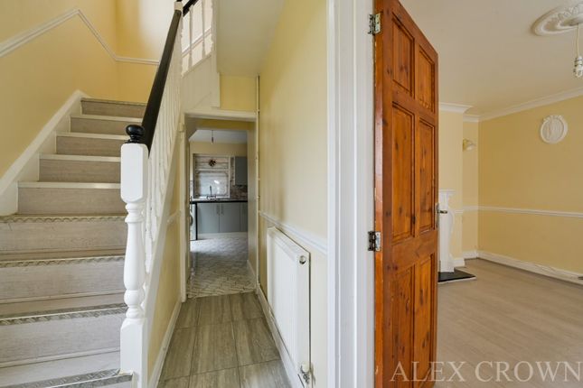 37, Lawrence Crescent, Dagenham photo 4