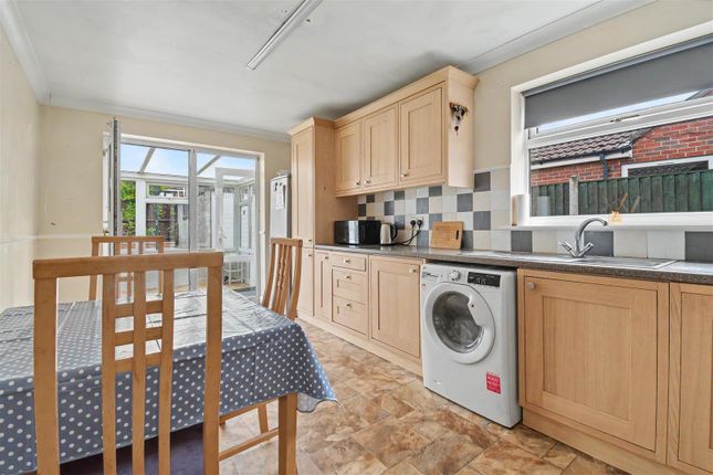 13, Tennyson Close, Caistor photo 4